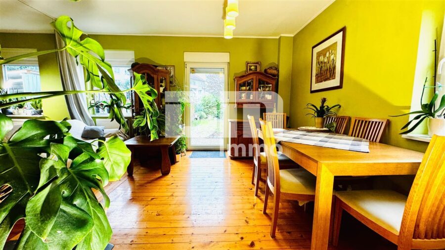 Modernisiertes Reihenendhaus mit Garten in gesuchtem Wohnquartier - EG Wohn / Essbereich offen / Zugang Terrasse